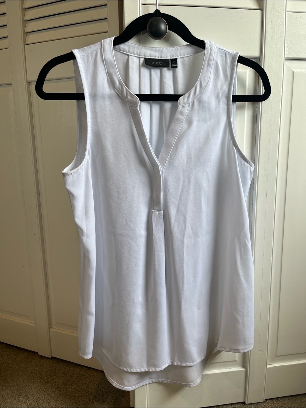 Apt. 9 White Sleeveless V‑Notch Blouse
